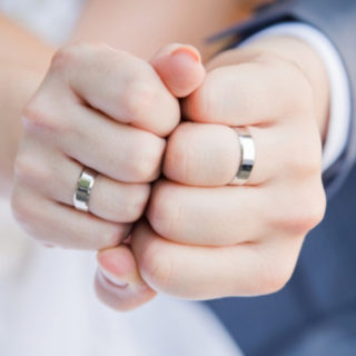Обручальные кольца на пальцах рук